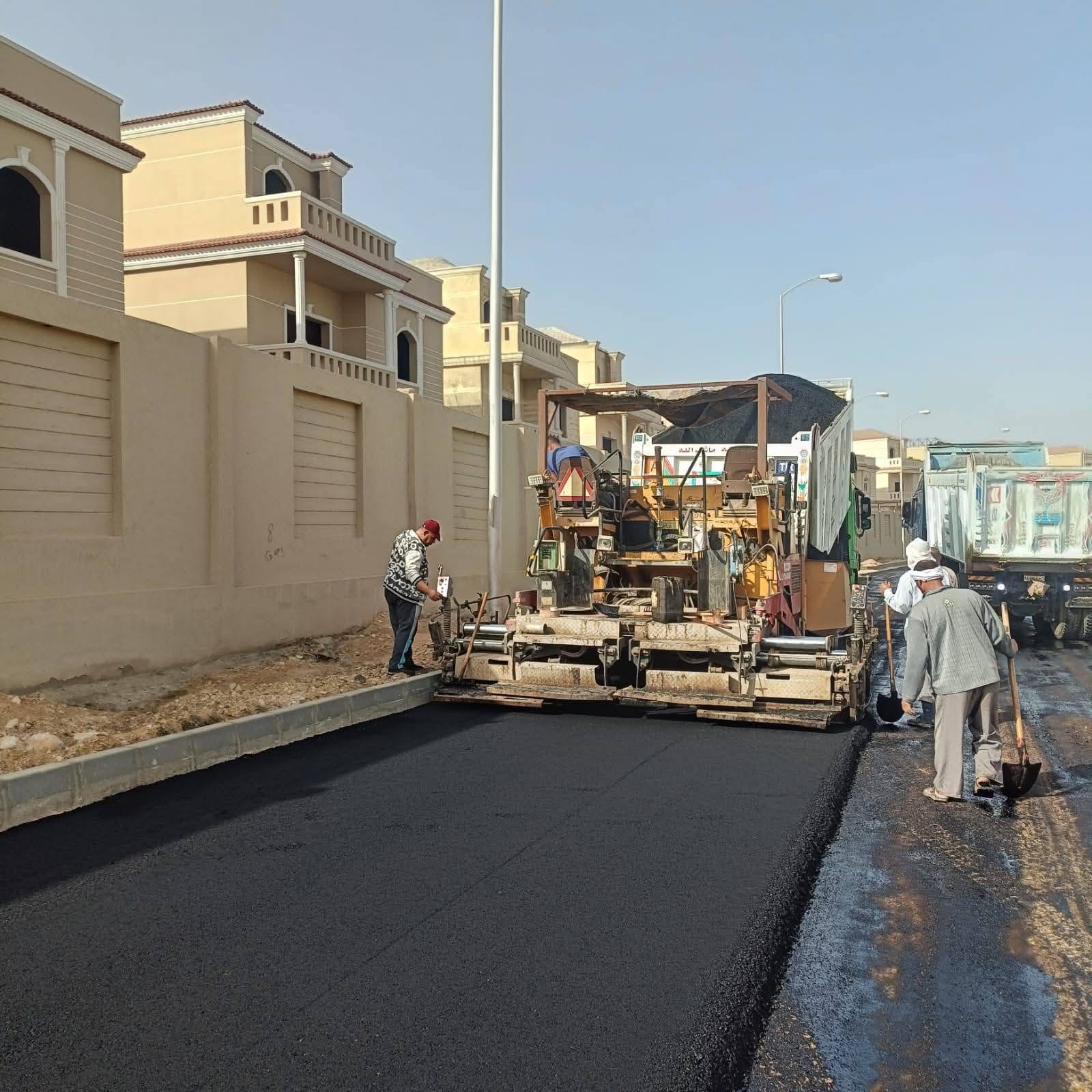 طفرة في البنية التحتية بـ "بني سويف الجديدة".. رئيس الجهاز يتابع ميدانياً تطوير طرق ومرافق الحي الخامس